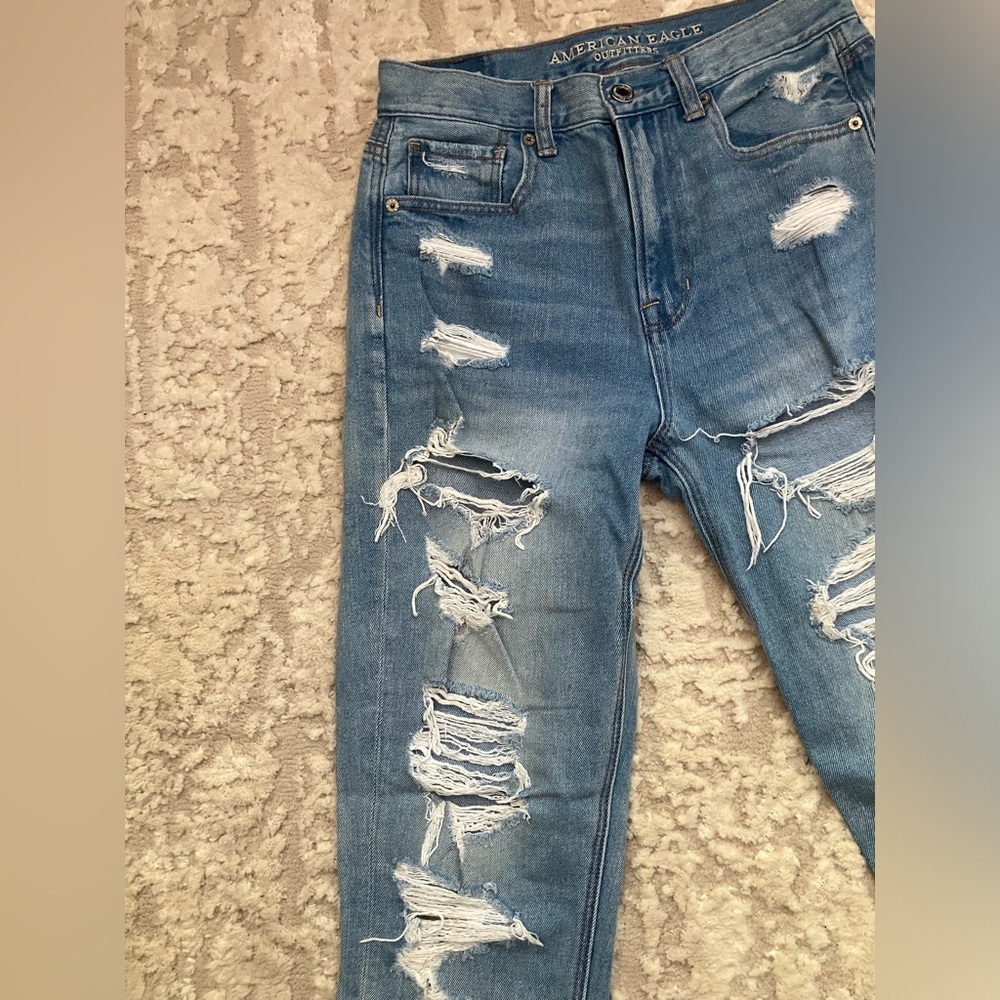 American Eagle Distressed Mom Jeans size 2 regular - Picture 5 of 11